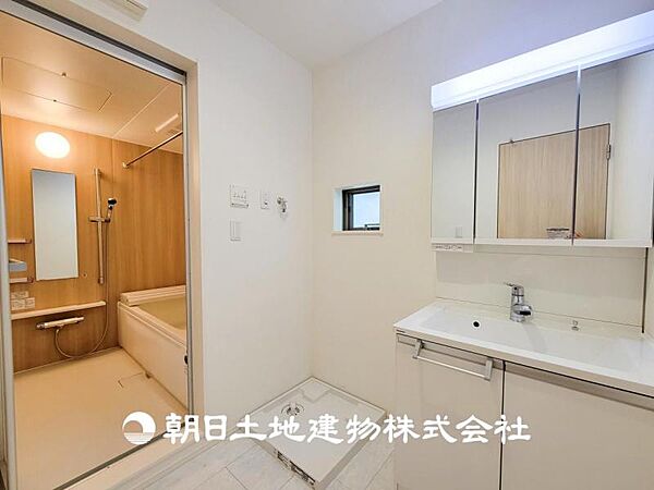 【洗面化粧台】慌ただしい1日が始まり、充実した1日の終わりを締めくくる洗面所。快適に過ごせることはもちろん、収納や機能性を兼ね備えた洗面化粧台です。