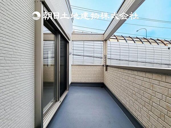 【バルコニー】温かい太陽を感じる事ができるのは、目の前に遮るものが無いから。彼方に広がる風景が絵画のように広がります。