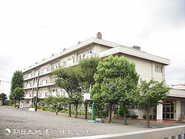 【東市ケ尾小学校】650ｍ　45年以上の歴史をもつ地域に根ざした小学校です。主体性を育む教育方針で、児童数が多すぎず目の届きやすい環境で安心して学ぶことができます。