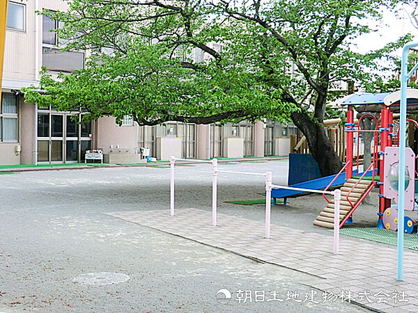 【市ヶ尾幼稚園】450ｍ　市ヶ尾エリアらしい落ち着いたご家庭が多い安心の幼稚園です。行事・教育ともに充実していてバランスがよく、エリア内でも高い評価を得ています。