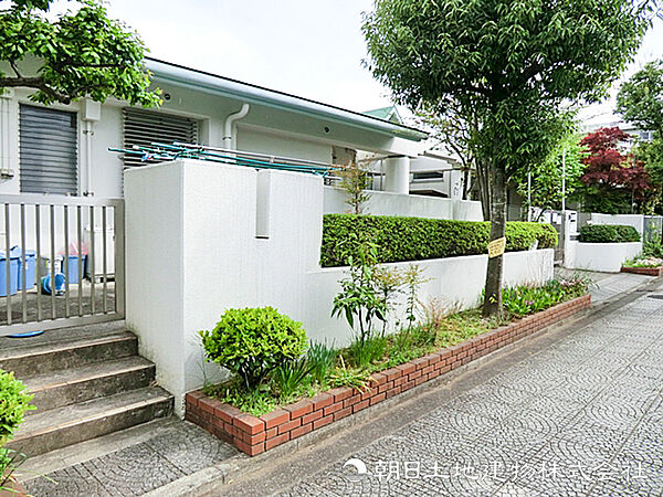 【荏田西保育園】710ｍ　のびのびと自由に遊ぶことを重視しており、お子様が楽しく通えるのが最大の魅力です。行事や集団での活動もしっかりあるので経験値も高められます。