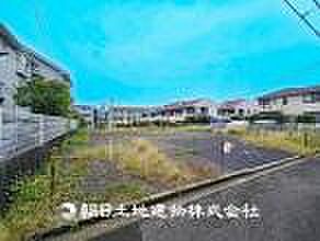 【現地写真】 低層一戸建てを中心とした街並みが整然と続き周辺は高い建物がないので、採光や開放性に恵まれ、空が広く閑静な環境です。