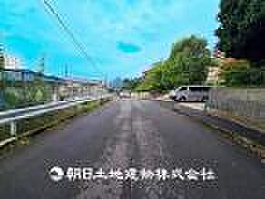 【前面道路】前面道路は閑静な住宅地をはしる車通りの少ない道路です。