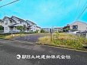 【現地外観】 静かで子育てにも良い環境。緑に恵まれたエリアでゆとりある住環境が整っています。