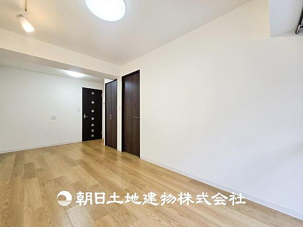 【リビング】大切なご家族、招いた友人と過ごすひと時を溢れる光が優しく包み込む空間。充実した住空間は心を豊かにします。