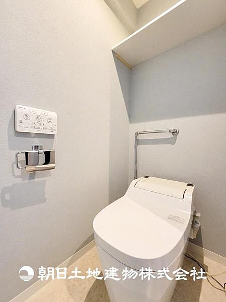 【トイレ】家族みんなが毎日使う場所だから。お掃除がしやすい方はいい。汚れをふき取り易いフロアと壁紙をチョイス致しました