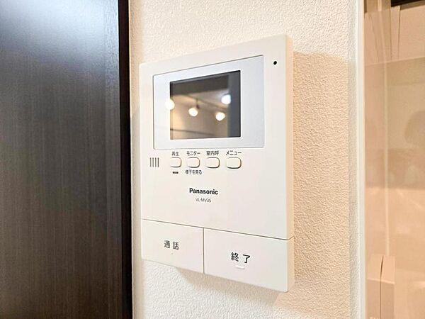 【設備】訪問者の確認が出来るので、セキュリティ対策にも最適のモニター付きインターホン。