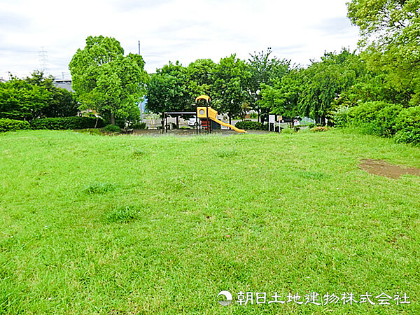 【早渕かなりあ公園】860ｍ　早渕川沿いの高台にあり、緑豊かな丘の上から周囲を見渡せる開放的な公園です。緑道「せきれいのみち」にもつながっており、のんびりお散歩を楽しめます。