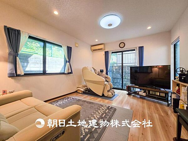 【リビング】1日の中で最も長い時間を過ごすことになるリビングだからこそ、いつも笑顔があふれる空間であるように。広々とした空間から幸せな未来を。