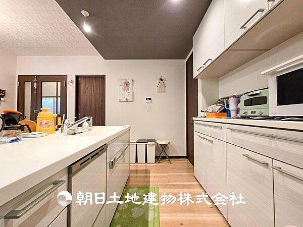 【キッチン】シンプルでスタイリッシュなカウンターキッチンです。リビングが見渡せるので、小さなお子様を安心して遊ばせながら家事ができます。リビング学習をするお子様にも声がかけやすい自然な距離感です。