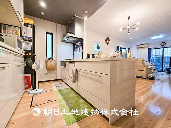 【キッチン】仲良しなご夫婦、お子様、みんなでお料理ができる程の贅沢なスペースを実現したキッチンとなっております。みんなで作った料理を召し上がりながらの会話は盛り上がること間違いなしです。