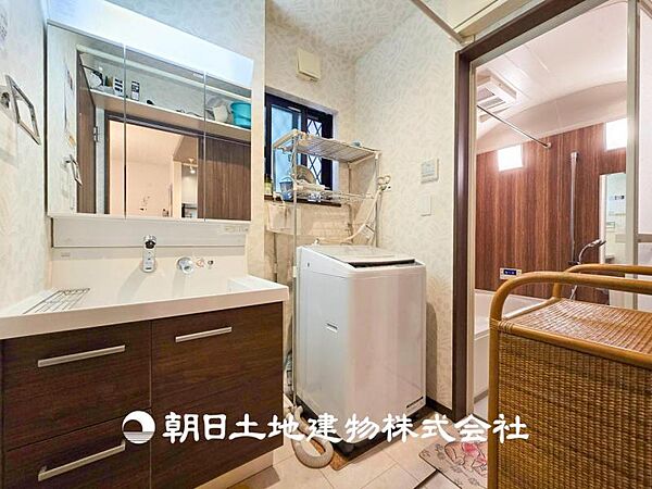 【洗面化粧台】慌ただしい1日が始まり、充実した1日の終わりを締めくくる洗面所。快適に過ごせることはもちろん、収納や機能性を兼ね備えた洗面化粧台です。