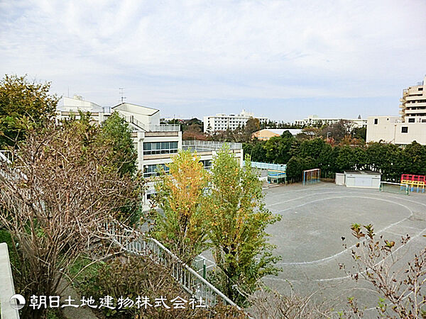 【中尾小学校】600ｍ　約280名が通う落ち着いた規模の小学校で、一人ひとりに目の届きやすい学習環境です。学年を越えた関わりや、地域と協力した教育を積極的に取り組んでいます。