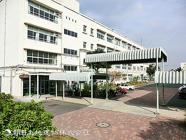 【希望が丘中学校】750ｍ　落ち着いた校風で、地元との結びつきもありつつ閉鎖的すぎない馴染みやすい中学校です。学業、部活、生活のバランスの取れた教育環境が整っています。