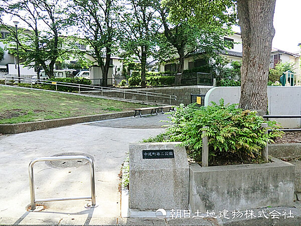 【中尾町第二公園】170ｍ　住宅街の中にある身近な公園で、すべり台やブランコ、砂場などを備えています。小さな子どもの遊び場として利用しやすく、地域の憩いの場となっています。