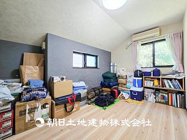 【居室】大切なご家族、招いた友人と過ごす大切な時間を差し込む光が優しく包み込む空間。大切な人とともに、心穏やかに過ごすひとときを味わってください。
