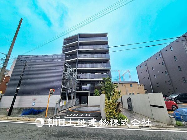 【外観写真】表現された空間はたくさんの光を浴び、風を感じ、暮らしの時間を豊かにしてくれます。デザインされた空間と競い合うかのような充実した建物と共に大切な家族の思い出を刻んでいきます。