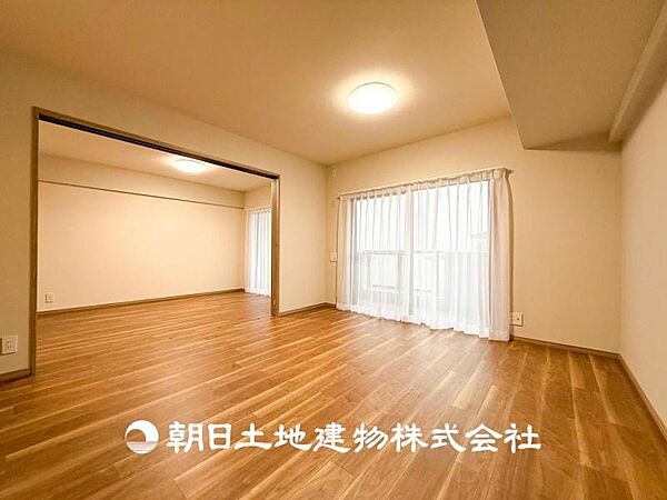 【リビング】 1日の中で最も長い時間を過ごすことになるリビングだからこそ、いつも笑顔があふれる空間であるように。広々とした空間から幸せな未来を。