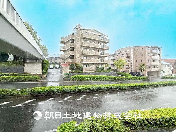 【外観写真】 表現された空間はたくさんの光を浴び、風を感じ、暮らしの時間を豊かにしてくれます。デザインされた空間と競い合うかのような充実した建物と共に大切な家族の思い出を刻んでいきます。