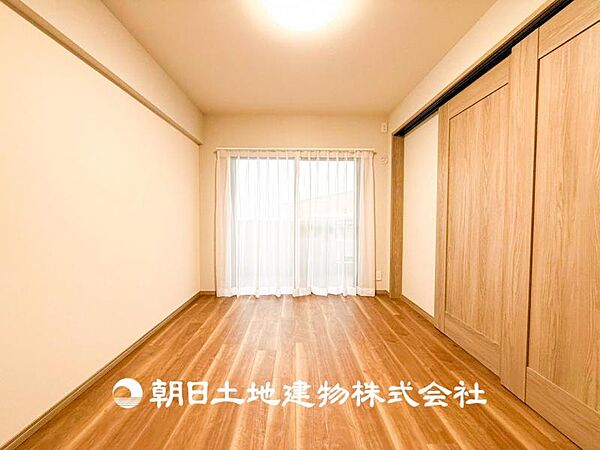 【居室】 ご自宅で快適に過ごす条件は、一人ひとり違います。個性が強すぎないシンプルな内装とシンプルなデザインで統一しております。居住していく中であなただけの【幸せマイホーム】を創り上げて下さい。