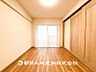 室内：【居室】 ご自宅で快適に過ごす条件は、一人ひとり違います。個性が強すぎないシンプルな内装とシンプルなデザインで統一しております。居住していく中であなただけの【幸せマイホーム】を創り上げて下さい。 