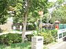 周辺：【菅田的場公園】600ｍ　旗の立った特徴的な複合遊具やブランコ、砂場などのびのび遊べる遊具が充実し、地域の子どもたちに親しまれている落ち着いた雰囲気の公園。