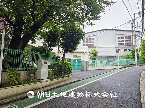 【指ヶ谷小学校】210ｍ　ＩＣＴ機器を活用した授業や習熟度に応じた学習に取り組んでいます。放課後の学習支援や校庭開放も行い、学びと遊びの環境を整えています。