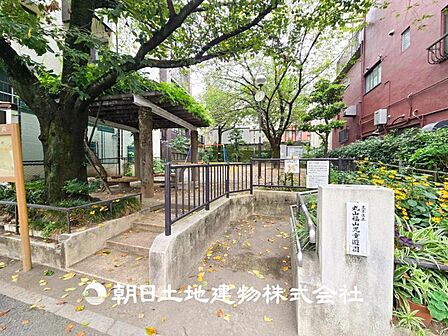 【丸山福山児童公園】60m ブランコや水飲み場、ベンチが設けられた身近な児童遊園です。白山通りに近い立地ながら、周囲には住宅が広がり、子どもが気軽に遊べるスポットです。