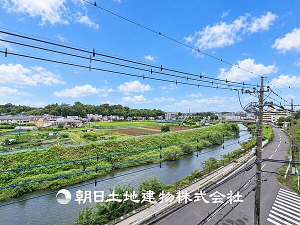 【眺望】温かい太陽を感じる事ができるのは、目の前に遮るものが無いから。彼方に広がる風景が絵画のように広がります。