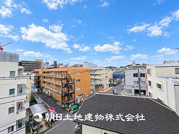 【眺望】この開放感ある眺望と共に閑静な住宅街の季節感を演出する四季折々の変化を楽しめる心地よい場所となることでしょう。