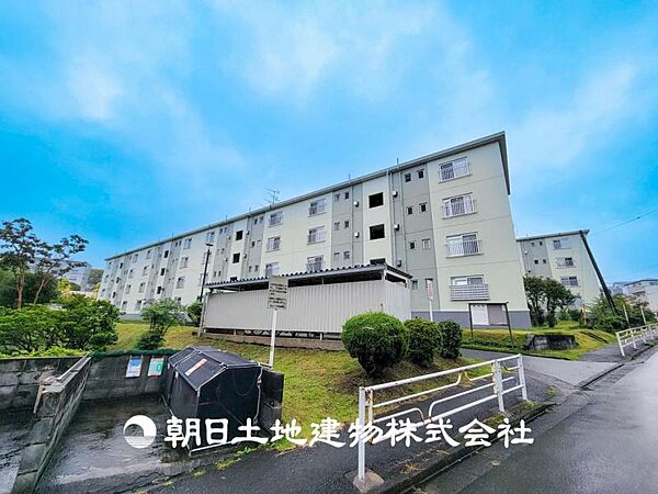 【現地写真】 周辺は高い建物がないので、採光や開放性に恵まれ、空が広く閑静な環境です。