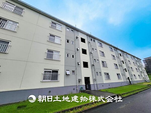 【現地写真】目の前に手を伸ばせば、触ることが出来そうな環境が、そのままインテリアになったような印象です。その豊かな眺望にふさわしい空間には、通風・採光にも優れ、心地よい光と風があふれています。