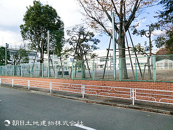 【竹山小学校】750ｍ　団地エリア特有のゆったりとした敷地や地域コミュニティの強さが魅力の小学校です。公園や植栽など緑の多い環境でお子様がのびのびと成長できます。