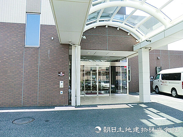 【鴨居病院】540ｍ　地域に根差した総合的な診療体制を整え、内科や外科、小児科などを標榜。横浜市指定救急病院として24時間体制で対応し、地域の安心を支える信頼性の高い病院です。