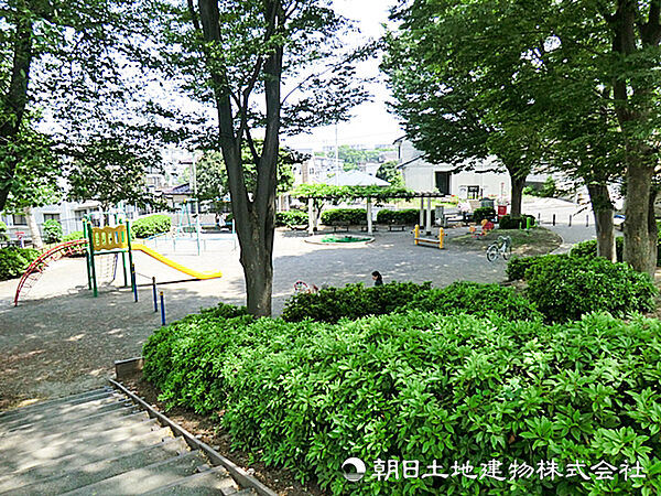 【こざか第一公園】400ｍ　少し高台に位置し、開放的な広場や美しい桜、藤棚が楽しめる公園です。遊具エリアと分かれた広々とした空間で、ボール遊びや子どもの外遊び、地域の憩いの場として親しまれています。