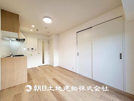 【リビング】大切なご家族、招いた友人と過ごすひと時を溢れる光が優しく包み込む空間。大切な人とともに、心穏やかに過ごすひととき。家族との時間、自分の時間を大切にできる空間を作りました。