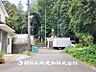 外観：【前面道路】  車通りの少ない閑静な住宅街に位置しております。車庫入れもゆとりある良好な環境で、子育てへの安心感と家族で遊べる自然が身近な嬉しい立地です。 