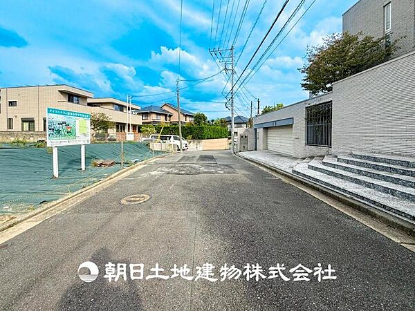 【前面道路】前面はゆとりのある道路で開放的です。
