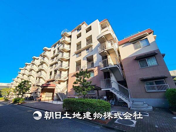 【外観写真】穏やかな風と陽光、日常生活を一段と心地よいものにしています。周辺とのコラボにより明るく開放的な空間を演出。