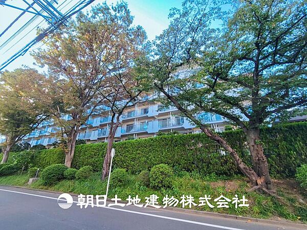 【外観写真】家族の色を映し出す洗練された邸宅は、ずっと輝き続けながらいつしか街の風景に溶け込んでいきます。