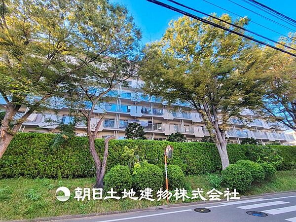 【外観写真】家族の色を映し出す洗練された邸宅は、ずっと輝き続けながらいつしか街の風景に溶け込んでいきます。