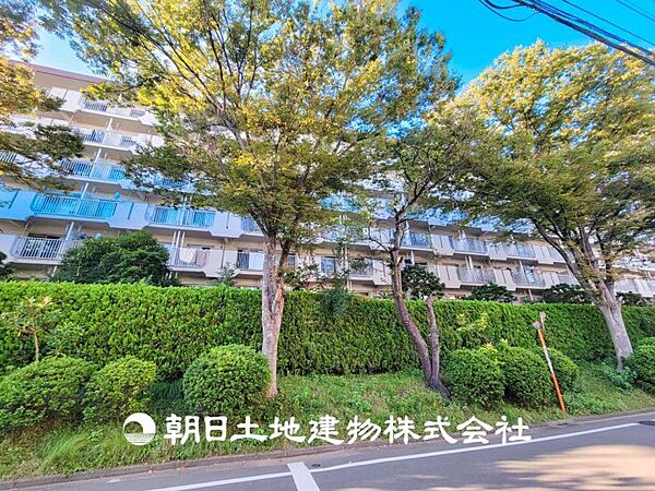 【外観写真】家族の色を映し出す洗練された邸宅は、ずっと輝き続けながらいつしか街の風景に溶け込んでいきます。
