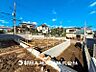 外観：【現地写真】 低層一戸建てを中心とした街並みが整然と続き周辺は高い建物がないので、採光や開放性に恵まれ、空が広く閑静な環境です。