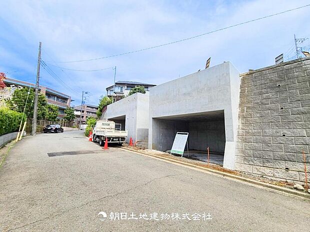 【外観写真】今はまだ建築中ですがここからスタートする住空間をイメージするには十分です。現地に足を運んでみてください。