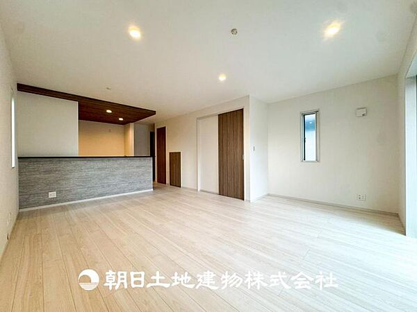 【リビング】大切なご家族、招いた友人と過ごすひと時を溢れる光が優しく包み込む空間。大切な人とともに、心穏やかに過ごすひととき。家族との時間、自分の時間を大切にできる空間を作りました。