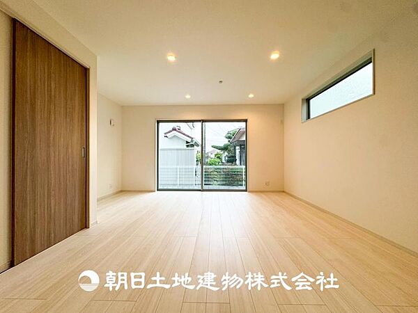 【リビング】1日の中で最も長い時間を過ごすことになるリビングだからこそ、いつも笑顔があふれる空間であるように。広々とした空間から幸せな未来を。