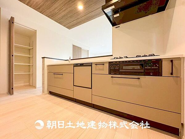 【キッチン】住宅の主役でもあり、日常生活を過ごす上で重要な水回りでもあるからこそ機能性・デザイン性に拘りました。お掃除のしやすいシステムキッチンを設置しました。