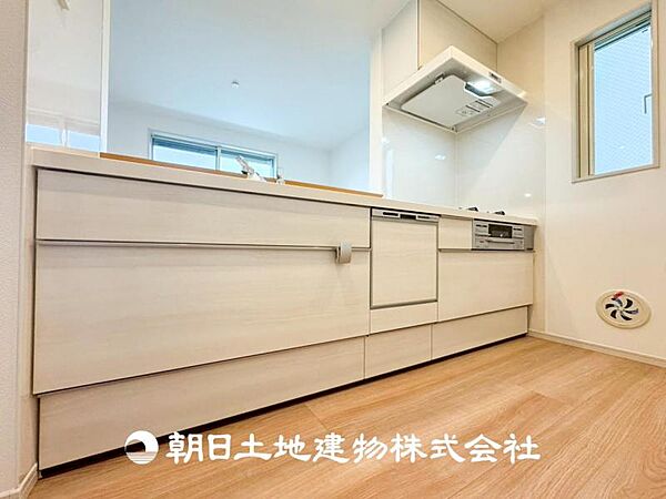 【キッチン】住宅の主役でもあり、日常生活を過ごす上で重要な水回りでもあるからこそ機能性・デザイン性に拘りました。お掃除のしやすいシステムキッチンを設置しました。