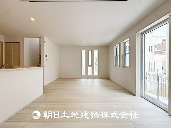 【リビング】1日の中で最も長い時間を過ごすことになるリビングだからこそ、いつも笑顔があふれる空間であるように。広々とした空間から幸せな未来を。