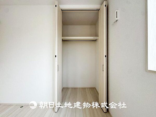 【収納】部屋ごとに設けた収納は住みやすさへのこだわりがあります。シンプルで使いやすい収納スペース。
